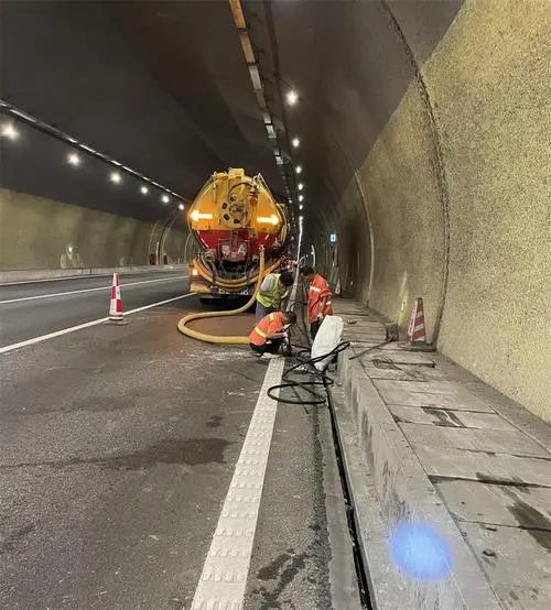 康平隧道排水渠清淤
